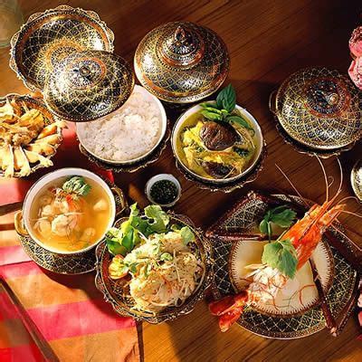 yummy thai - the beautiful ornate pots make the food seem even tastier | Thai recipes, Thailand ...