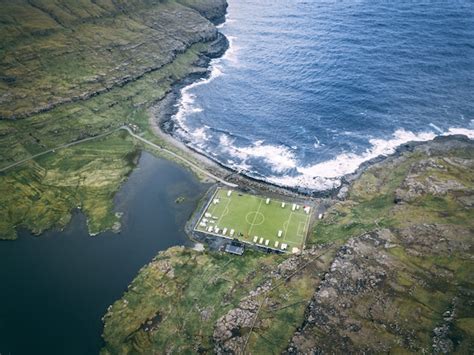 Luftaufnahme des eidi-fußballstadions auf den färöern | Kostenlose Foto