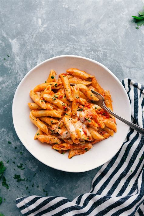 Red and White Pasta {4 Ingredients!} - Chelsea's Messy Apron