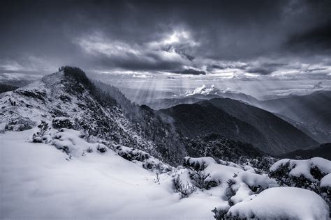 Snowed Mountain and Crepuscular rays | Jeff Lee | Flickr