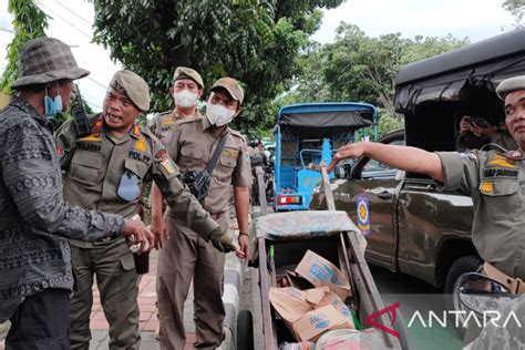 Satpol PP Jaktim jaring 19 PPKS saat razia di Matraman dan Pulogadung ...