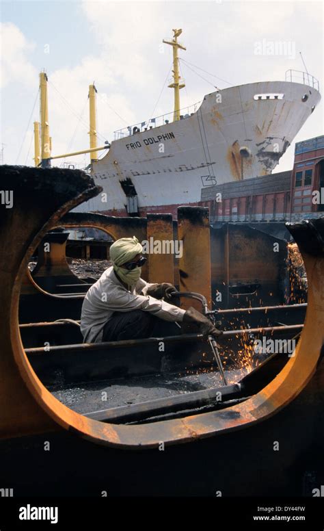 Alang ship breaking yard hi-res stock photography and images - Alamy