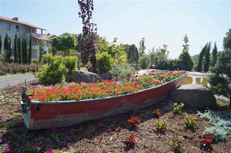 How to Turn an Old Boat Into a New Garden