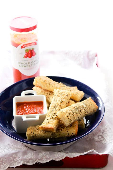 Ria's Collection: PIZZA HUT STYLE BREADSTICKS RECIPE & A GIVEAWAY!