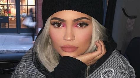 Kylie Jenner Pink makeup look | Bright pink eyeshadow, Pink eyeshadow ...