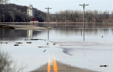 Homes flood as Missouri River overtops, breaches levees | CBC News