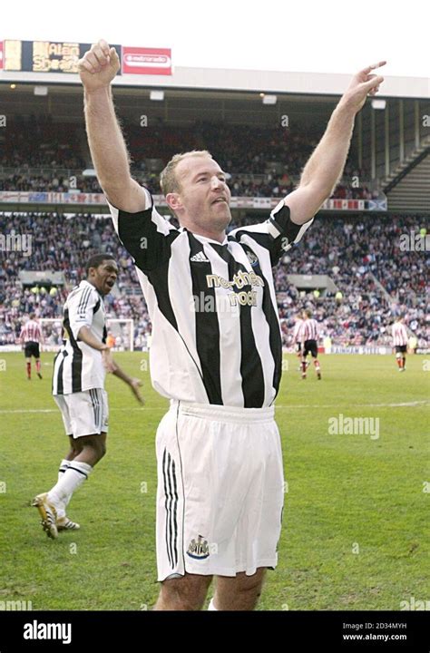 Newcastle United's Alan Shearer celebrates his goal Stock Photo - Alamy