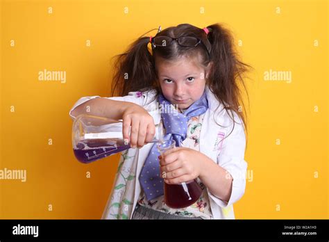 Beakers chemicals hi-res stock photography and images - Alamy