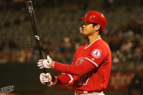 What Pros Wear: Shohei Ohtani’s Asics Gold Stage Batting Gloves (2019) - What Pros Wear