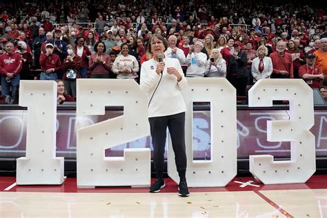 Stanford coach Tara VanDerveer’s historic milestone deserves historic honor - The Athletic