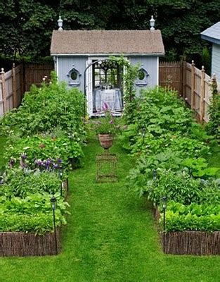 Small yard, magical garden - FaveThing.com