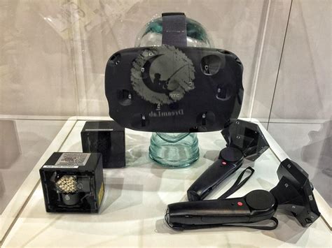 HTC Vive / Steam VR Controllers Pictured - Appear to Use Similar Tracking to Headset