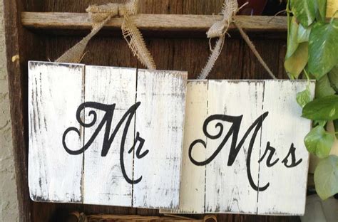 Rustic Mr & Mrs signs. Perfect for hanging | Pallet wedding signs, Wooden wedding signs, Pallet ...