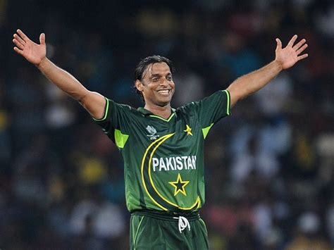 Fashion News: Shoaib Akhtar Bowling.