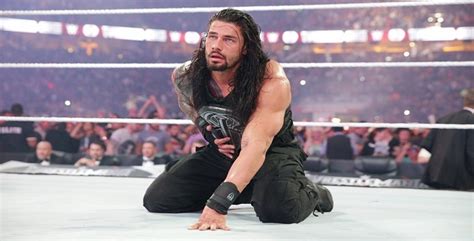 That's A Red Flag. Roman Reigns Suffers An Injury Scare At Live Event ...