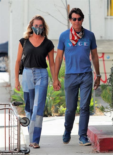 Rebecca Romijn and husband Jerry O'Connell hold hands while out on a lunch date in LA - ReadSector