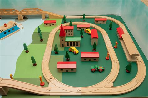 Layout | BRIO® Wooden Railway Guide