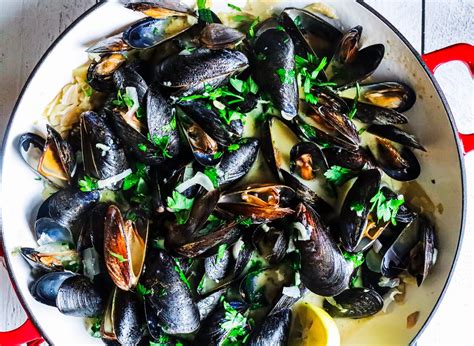 Steamed Mussels in a Creamy Garlic White Wine Sauce