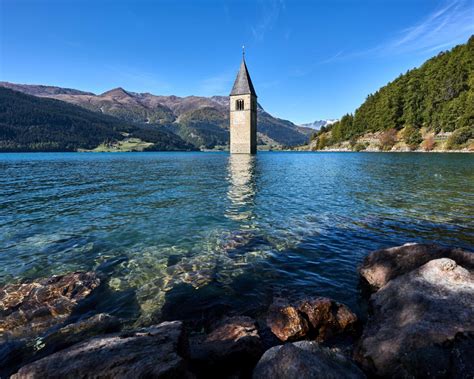 De iconische toren van de Reschensee | Wielerbus.nl