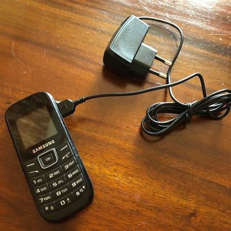 Samsung Black Old Used Mobile Phone + Charger - For Parts Or Collectors ...