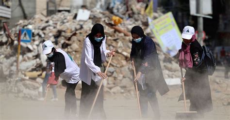 Volunteers clear rubble from Gaza's streets - Al-Monitor: The Middle ...