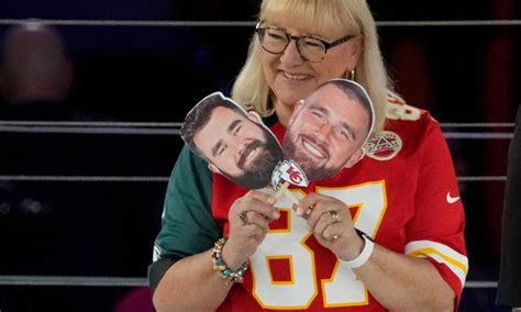 Travis and Jason Kelce’s mom has great Super Bowl 57 outfit