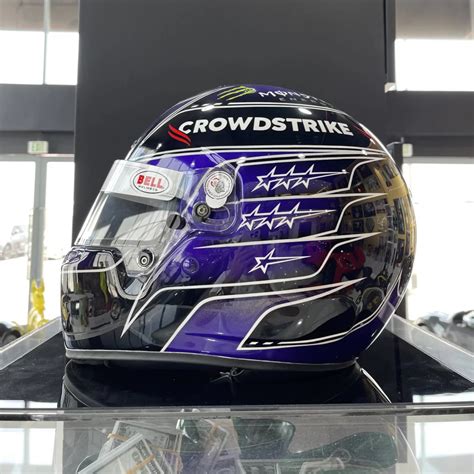 Lewis Hamilton inspired helmet art - Slaylebrity