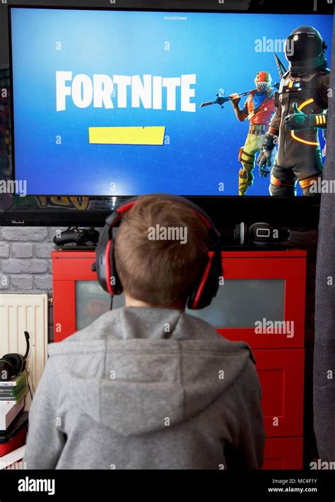 Boy playing fortnite hi-res stock photography and images - Alamy