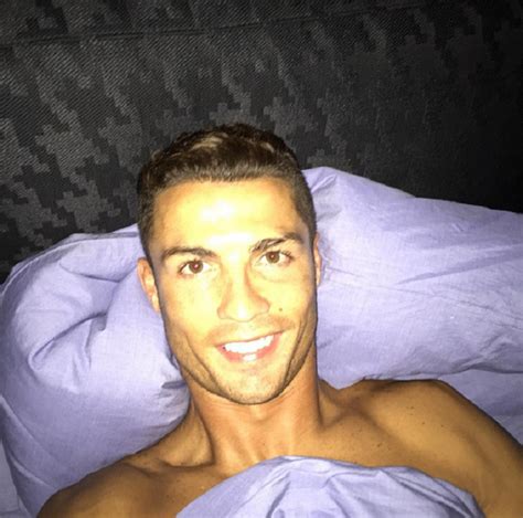 Sorridente, Cristiano Ronaldo posta foto na cama após marcar cinco gols | Blog Brasil Mundial FC ...