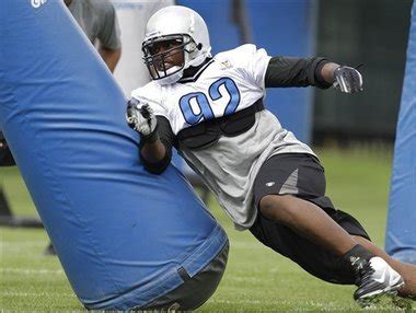 Cliff Avril focused on sacks, not contracts, for upcoming Detroit Lions season - mlive.com