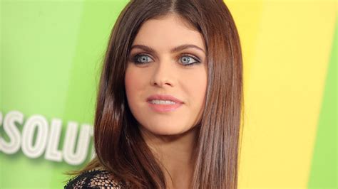 Download wallpaper 2048x1152 blue eyes, brunette, alexandra daddario, dual wide 2048x1152 hd ...