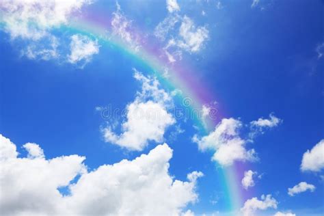 Hermoso Cielo Azul Y Nube Con Arco Iris Imagen de archivo - Imagen de ...