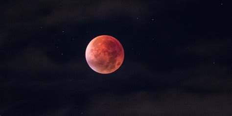 Une éclipse lunaire totale sera visible cette nuit au Québec et ça s ...