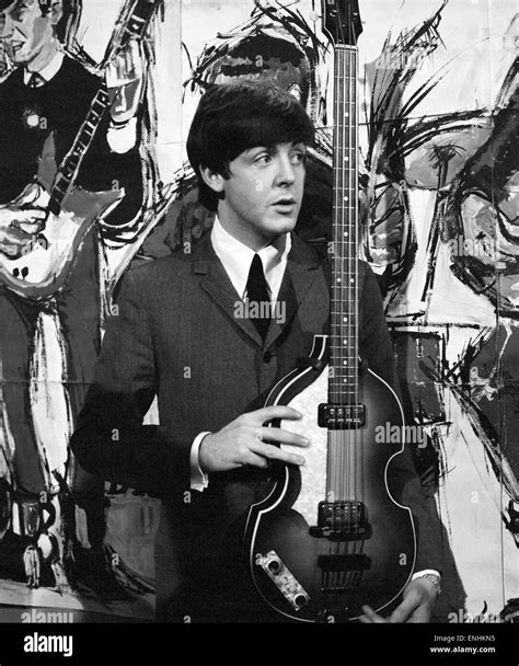 Paul mccartney 1964 hi-res stock photography and images - Alamy