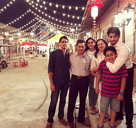 sidharth malhotra with his family in this personal pic | Sidharth ...