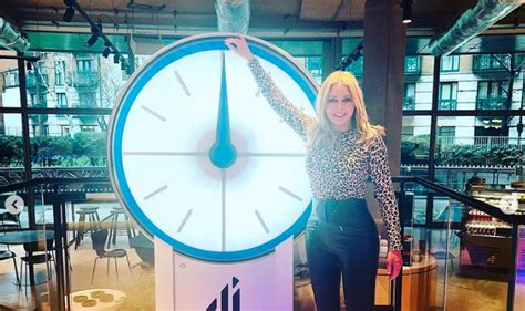 Carol Vorderman reunited with Countdown clock