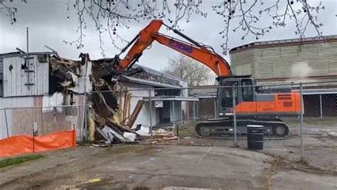 Demolition of buildings on Tacoma’s former Gault Middle School campus underway – KIRO 7 News Seattle