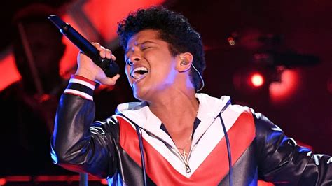 Bruno Mars - That's What I Like - Live Performance At The Grammys 2017 ...