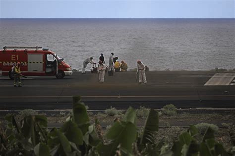 Spain's La Palma volcano eruption causes airport closure - CGTN