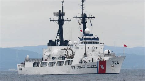 US COAST GUARD Douglas Munro (WHEC-724) 横須賀ベース沖 - YouTube