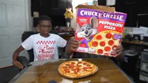 Chuck E. Cheese Frozen Pizza Review | Walmart Exclusive - YouTube