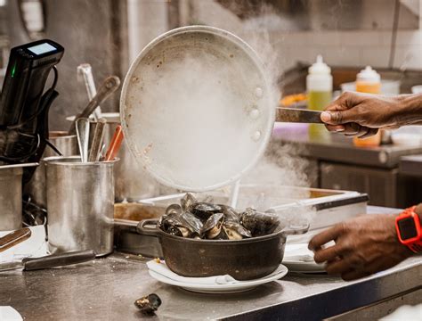 7 Of The Best Seafood Spots in New Orleans - Travel Noire