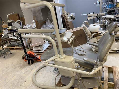 Adec Dental chair 1021 Adec 1021 Dental Chair w/ 1040 delivery system