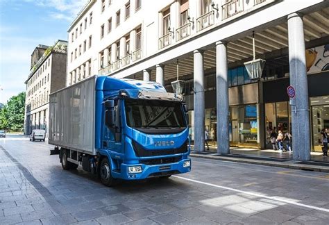 New Iveco Eurocargo : the king of urban distribution - Truck reviews ...