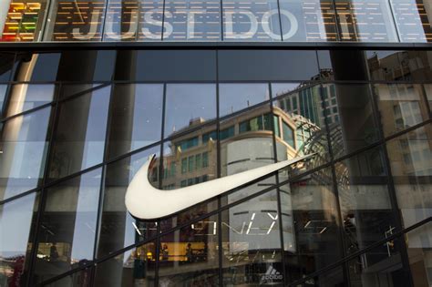 Nike Logo: An Inspirational Story Of $35 Nike Iconic Swoosh