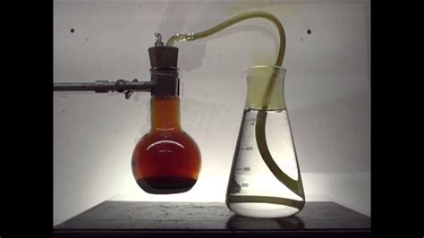 Chemistry experiment 29 - Copper + nitric acid fountain - YouTube