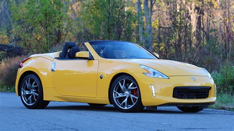 2017 Nissan 370Z Roadster Review: Old dog, same tricks