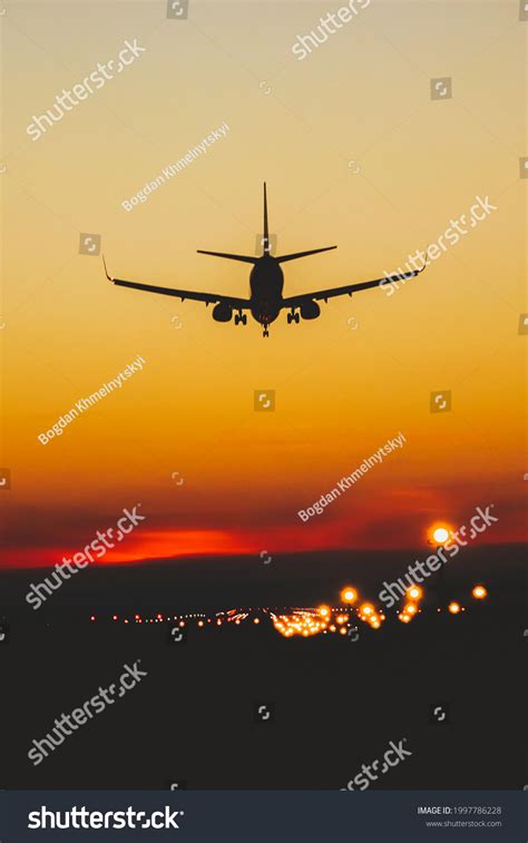 4,111 Jet landing at night Images, Stock Photos & Vectors | Shutterstock