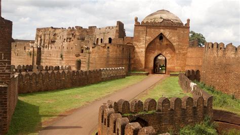 15 Historic Forts From India