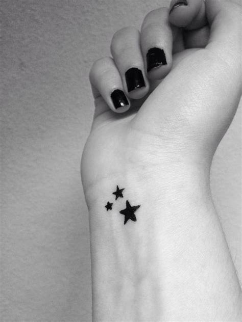 Stern Tattoos - Bedeutung und 40 coole Design Ideen - Tattoos - ZENIDEEN | Star tattoos, Classy ...